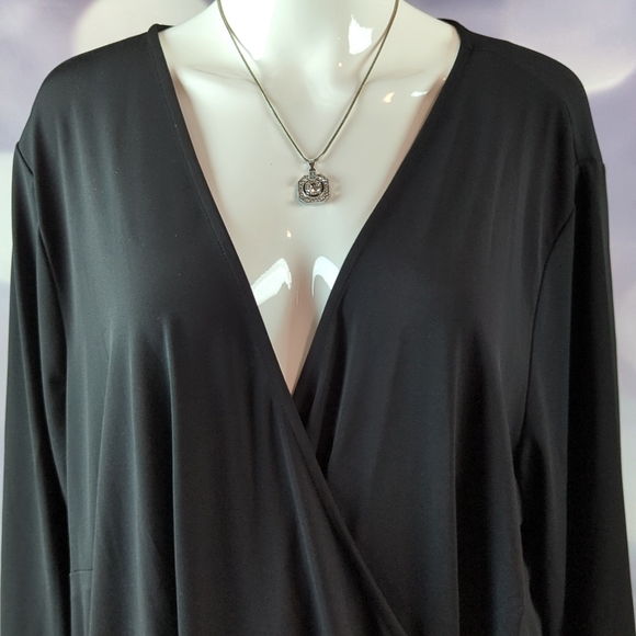 Arna York Collection NWT sz 26/28 Women's Jet Black V-Neck Cross Over Blouse - Picture 2 of 5
